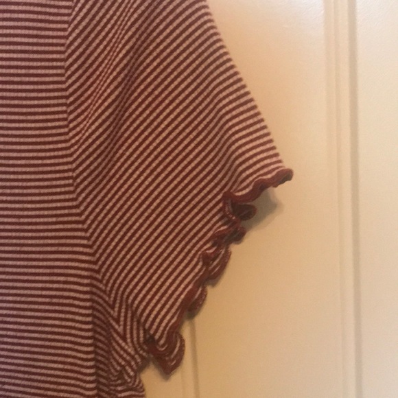 NWOT//Gorgeous Hollister Tee🥀 - Picture 3 of 3